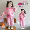 Conjunto de outono e inverno para meninas 2026 novo estilo infantil moda desenho animado forrado com fleece roupas de inverno doce e estiloso conjunto de duas peças para bebês meninas