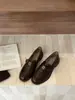 Mocassins Retrô para Mulheres com Design de Camélia, Novo Estilo Britânico 2025 Sapatos de Couro Slip-On com Solado Grosso
