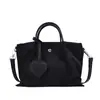 Bolso tote ligero de bloques de color con un simple charm en forma de corazón, bolsa tipo dumpling de nailon, casual y versátil para ir al trabajo, bolso pequeño para mujer