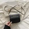2026 Nova Bolsa Quadrada Pequena com Corrente Outono Tendência Moda Versátil para o Dia a Dia Bolsa com Aba Ombro Único Bolsa Transversal Elegante de Luxo Leve