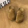 Sandálias Birkenstock femininas estilo retrô coreano, inspiradas na floresta, com acabamento fosco, 2026, solado grosso, confortáveis para longos períodos em pé, adequadas para o trajeto e projetadas para calçar facilmente.