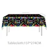 La nueva vajilla de fiesta de cumpleaños de Amazon con temática de neón de colores incluye platos de papel, vasos de papel, mantel, pancartas y decoraciones para pastel.