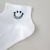 Meias femininas personalizadas bordadas com carinhas sorridentes, meias brancas casuais, respiráveis ​​e confortáveis, ideais para estudantes e esportes. Fabricante de meias.