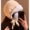 Sombrero Estilo Lei Feng con Correa Protectora para Orejas Otoño e Invierno 2025, Adelgazante Facial, Se Puede Usar como Bolso de Hombro, Sombrero Cálido Versátil Engrosado