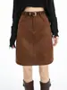 Falda midi retro de estilo francés en color marrón para mujer, nueva colección otoño/invierno 2026, de cintura alta, adelgazante y anti-exposición, falda corta ajustada al cuerpo A13576