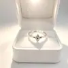 Anillo nuevo transfronterizo, anillo de rombo moderno incrustado con diamantes de acero inoxidable, diseño de alta gama y elegante, joya de mano de acero de titanio