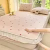 2026 Nova Classe A 200g Espessado Leite Fleece Renda Lençol de Elástico Estilo Coreano Estampado Acolchoado Roupa de Cama Protetor de Colchão