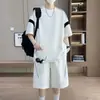 Conjunto Novo de Manga Curta para Homens Verão 2026, Casual da Moda com Caimento Solto, Conjunto de Duas Peças com Camiseta de Manga Curta e Shorts para Adolescentes