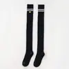 Calcetines Largos de Algodón Peinado Estilo Uniforme JK Calcetines Largos Bordados para Estudiantes Femeninas Calcetines Altos Rayados Antideslizantes Dos Colores Blanco y Negro