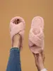 Novas Pantufas de Pelúcia Cruzada de Inverno Pantufas de Interior Femininas Antiderrapantes Confortáveis Silenciosas Respiráveis Ecológicas Pantufas de Algodão Outono/Inverno