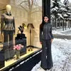Traje Feminino Estilo Novo 2025 com uma Vibração Elegante de Alto Padrão, um Conjunto Completo com Calça Wide-Leg de Inverno Estilo Chanel e Suéter Cinza Escuro