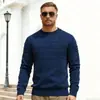 Tejido 2026 Otoño/Invierno Hombres Cuello Redondo Suéter de Punto Jacquard Moda Textura de Rayas Jersey Ajustado Camisa Base