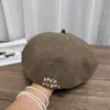 Boina bordada con letras nueva para otoño e invierno para mujer, popular en línea, sombrero de calabaza para adelgazar la cara, sombrero de artista cálido y elegante
