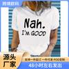 Uma Camiseta Casual Feminina de Manga Curta com o Padrão de Letras "Está Tudo Bem, EU ESTOU BEM" e Gola Redonda