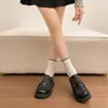 Zapatos de vestir diarios de punta redonda 2026 Versátiles Zapatos pequeños de cuero Nuevo estilo británico Suela gruesa Temporada de otoño e invierno Hebilla metálica Cuero suave
