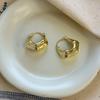 Pendientes con hebilla de oreja únicos de oro irregular, diseño de nicho femenino, pendientes elegantes de lujo ligeros de alta calidad para otoño e invierno.