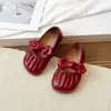 Sapatos de Couro Prateados da Moda para Meninas 2026 Outono Novo Respiráveis Solado Macio Sapatos de Performance Infantil Sapatos Individuais Vermelhos para Crianças