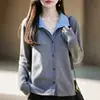 Cardigan de tricô com gola de camisa de peça falsa, suéter feminino para primavera e outono, peça de base versátil com patchwork de manga longa para usar por cima.