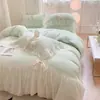 Conjunto de cama de inverno estilo francês, feminino: um conjunto de quatro peças com uma capa de edredom e lençol de flanela de coral, espessos e macios, proporcionando calor e conforto