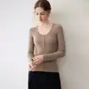 Suéter de punto 100% cachemira pura para mujer, con escote redondo bajo, diseño de botones medio abierto, corte ajustado y un estilo ligero y minimalista.