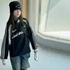 Sudadera tipo polo con media cremallera estilo americano para niñas, primavera y otoño, con hombros caídos, cuello de solapa, diseño de patchwork, mangas largas y un conjunto de pantalones vaqueros a juego