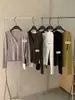 Camiseta feminina de outono e inverno em Tencel Lyocell de manga comprida com design único, abotoada, slim fit e que valoriza a silhueta
