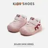 Zapatos para caminar de bebé, modernos y antideslizantes, con suelas blandas, adecuados para otoño, elegantes zapatos casuales para bebés niñas, y versátiles zapatillas deportivas para bebés niños