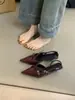 Primeiro Encontro com os Sapatos de Salto Alto de Nicho para Mulheres: Sandálias de Salto Agulha Elegantes Pretas de Bico Fino e Decote Baixo Estilo Francês 2026