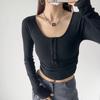 Camiseta de manga larga plisada con múltiples botones estilo europeo y americano para mujer 2023 otoño nueva chica hot ajustada corta para usar debajo
