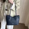 Bolsa tote de grande capacidade com padrão trançado, novo estilo 2026, minimalista e elegante, adequada para trabalho e deslocamento, bolsa de ombro, bolsa simples de ombro para mulheres