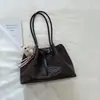 Bolso de mano grande para mujer, modelo nuevo de verano 2026, alto valor estético, color sólido, único, tejido de nicho para la ciudad