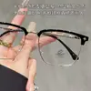Nuevo Marco de Cejas Dorado Texturizado de Media Montura para Hombres, Elegante Montura Cuadrada para Gafas de Miopía para Mujeres, Gafas Planas de Alta Gama Antiluz Azul