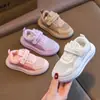 Tênis esportivos infantis estilo verão, antiderrapantes, casuais, versáteis, de sola plana, tênis da moda, design em malha respirável para meninos pequenos