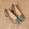 Zapatos de mujer de boca poco profunda de un solo color con estampado de serpiente, puntera de metal de hierro, para primavera y otoño, temperamento francés, tacón grueso, versátiles, cómodos, zapatos pequeños de cuero de tacón medio