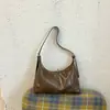 Bolsa de ombro simples 2026 novo estilo, bolsa de mão transversal retrô feminina para debaixo do braço, superfície brilhante, bolsa transversal de moda de inverno