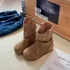Botas de couro de cano médio para meninas, novo estilo outono/inverno 2026, botas infantis, antiderrapantes, forradas com fleece, estilosas e quentes