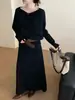 Conjunto de Moda Nuevo Otoño/Invierno 2026 de Alta Gama Suéter de Punto de Un Hombro Descubierto con Falda Conjunto de Dos Piezas de Punto