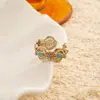 Anillo retro floral en tono café dorado, una pieza lujosa y única con un aire de alta gama, diseñado para apilar, con un borde de encaje, y perfecto para el dedo índice, ofreciendo un estilo moderno e individual