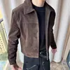 Chaqueta de gamuza para hombre estilo retro americano en color café oscuro, adecuada para primavera y otoño, con un toque de alta gama, corte holgado, diseño versátil y un cuello clásico con muesca.