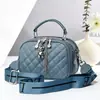 Bolsa de Mão Acolchoada Feminina Taizhou com Pingente de Urso, Franja, Bolsa Transversal de Ombro Versátil de Três Camadas