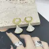Pendientes de Piedra Ojo de Gato en Forma de Abanico Estilo Francés para Mujer, Lujo Ligero, Gama Alta, Estilo Minimalista, Clips para Orejas con Microincrustaciones de Circonita, Pendientes de Moda Versátiles