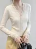 Blusa Feminina Slim-Fit, Elegante, Casual, Off-White, Estilo Fino Primavera 2026, Cardigan de Renda Vazada com Decote V