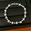 Pulsera de cierre circular geométrica adornada con circonitas, pulsera de nicho de lujo ligero, estilo coreano de alta gama, joyería moderna y única