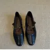 Versión de piel de oveja apertura poco profunda hebilla de metal de una sola tira zapatos Mary Jane negros para mujer retro francés de fondo plano versátiles de punta cuadrada zapatos de vestir
