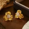 Brincos de Prata S925 com Pino Leve Luxo Flor Metálica para Mulheres, Design de Nicho de Alta Qualidade, Brincos Minimalistas de Pérola e Zircônia