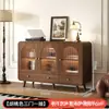 Cristaleira vintage na cor nogueira com portas de vidro arqueadas e múltiplas gavetas, adequada para sala de estar ou escritório, para guardar livros e itens decorativos