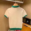 Suéter de punto de lujo británico para hombre, cuello de solapa ajustado, polo de punto de manga corta con rayas verticales elegantes de colores, a juego