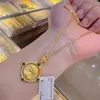 Collar con colgante de reina de oro de arena de Vietnam microincrustado para mujer, moda de lujo, sentido de alta gama, colgante Joker as femenino al por mayor