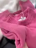 ¡Muy recomendable! Realmente hace que tu piel luzca más luminosa. Este es un suéter grueso, de corte holgado, suave y cómodo en color rosa frambuesa, perfecto para otoño e invierno.