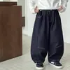 Coleção de inverno Tongku 2026: calças jeans forradas com fleece para meninos, calças compridas quentes e grossas, calças de corte solto estilo coreano para bebês e crianças pequenas